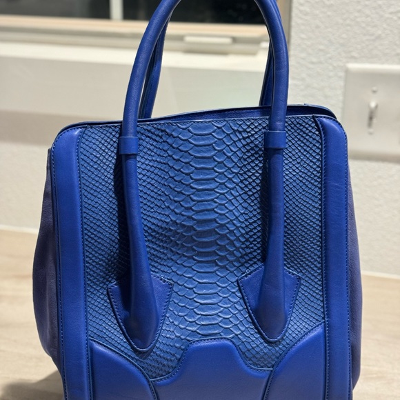 Pour La Victoire Tote - Picture 2 of 11